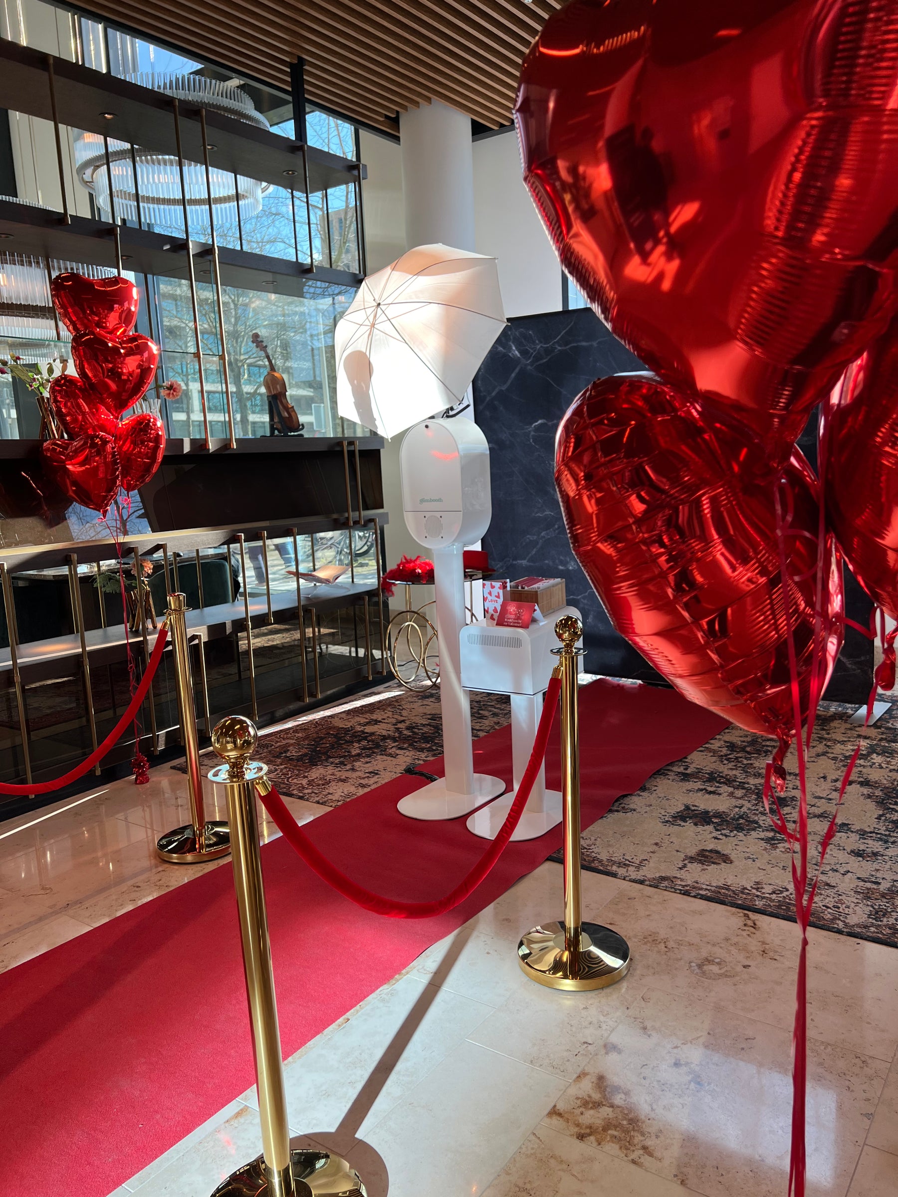 Rode loper pakket met gouden afzetpaaltjes en rood koord voor photobooth